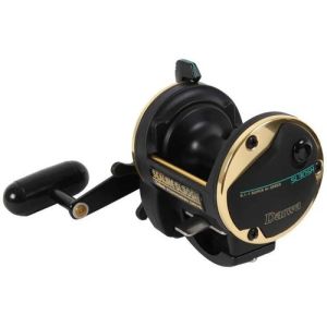 Reel Rotativo Daiwa Sealine Sl30sh Color Negro Lado De La Manija Derecho